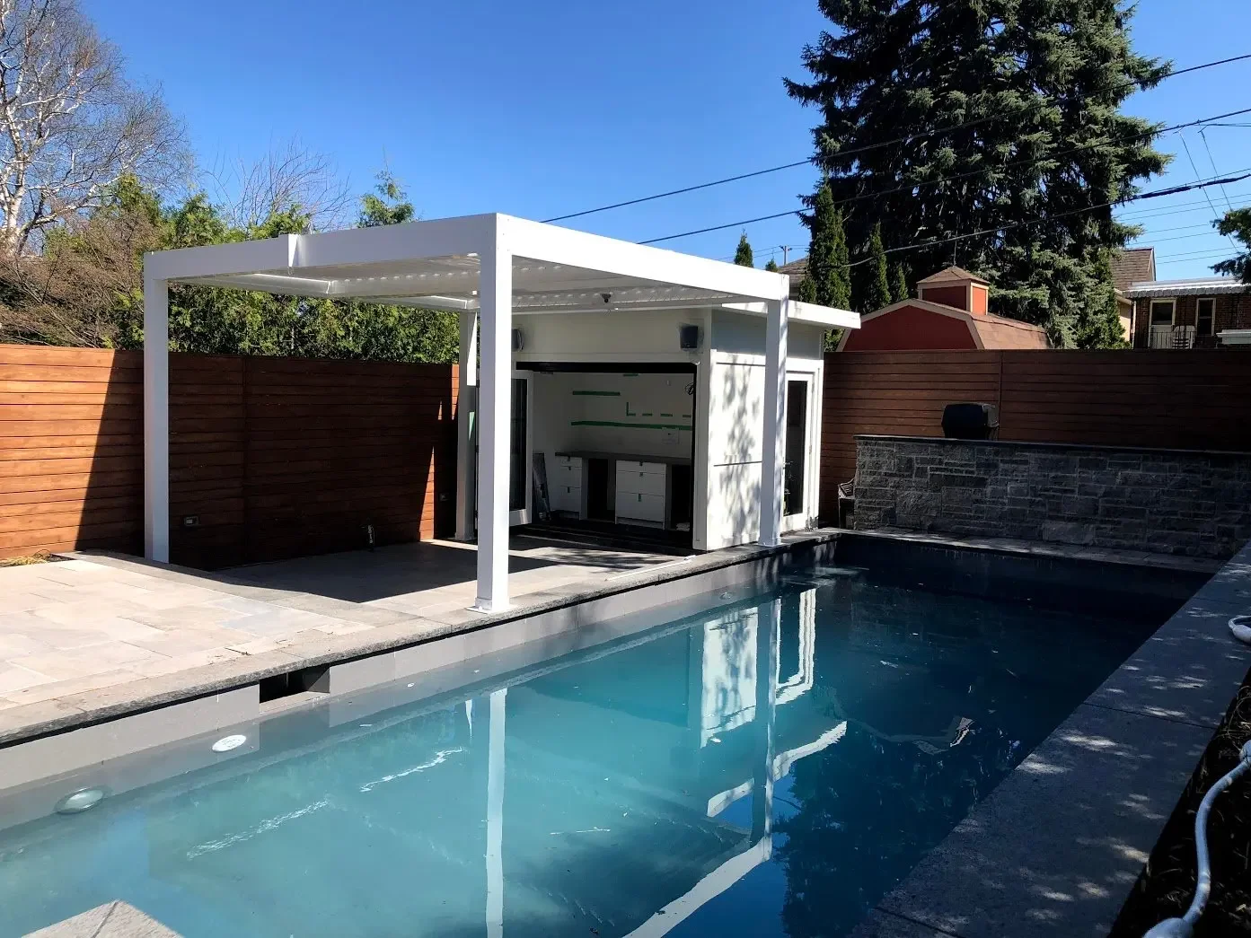 Pergola à persiennes en aluminium bioclimatique, parasol de jardin extérieur dans la cour de la maison