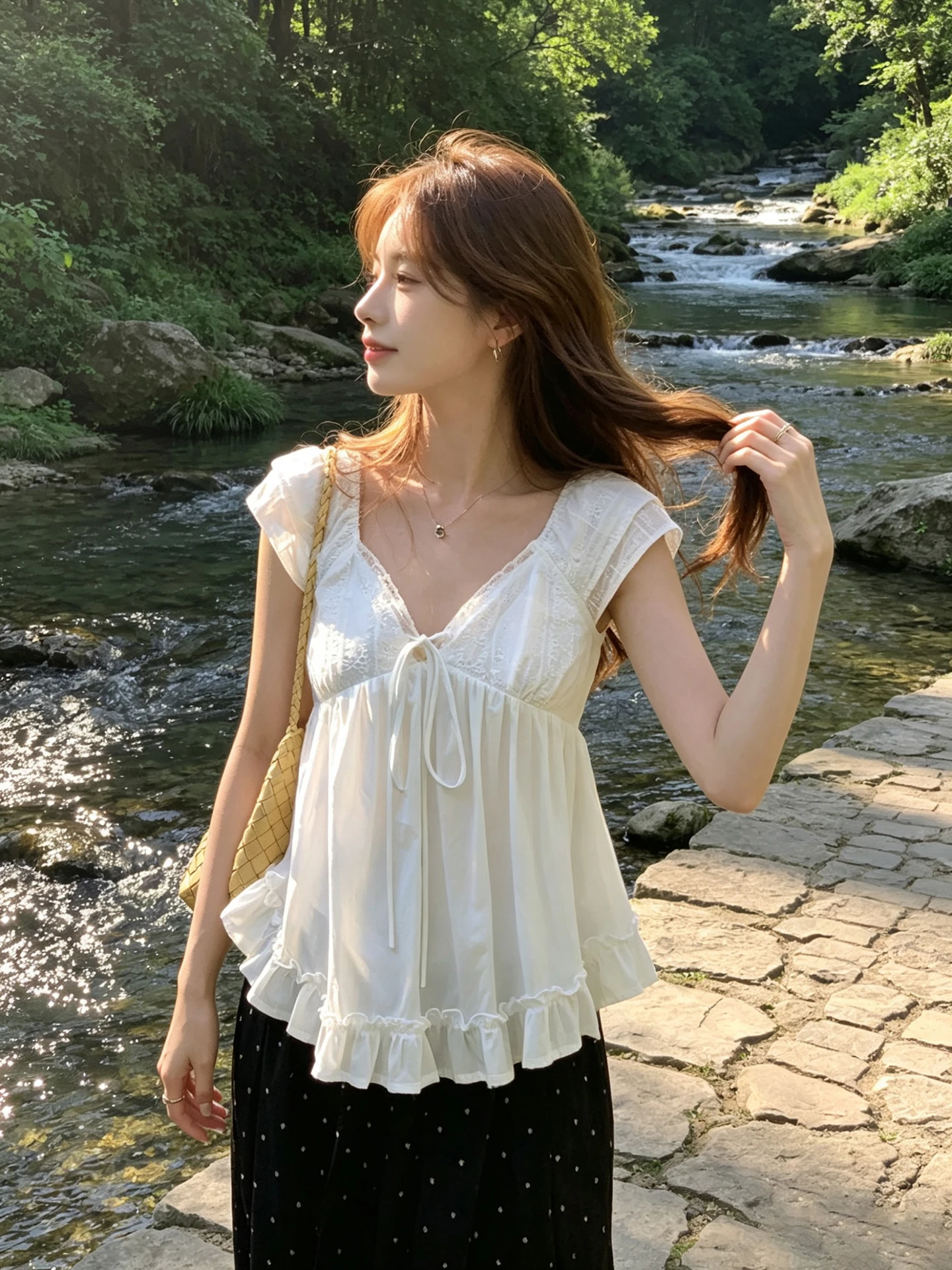 

French Style Loose Lace Trim Bell Sleeve V-Neck White Top Women Summer Slimming Fashion Doll Shirt Short Sleeve Pure Color