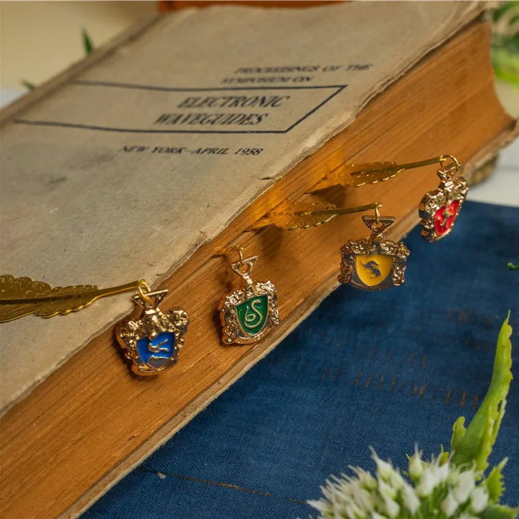 Regalos de cumpleaños de Harry Potter, marcapáginas de metal con plumas, regalos de uniformes escolares de Gryffindor y Slytherin