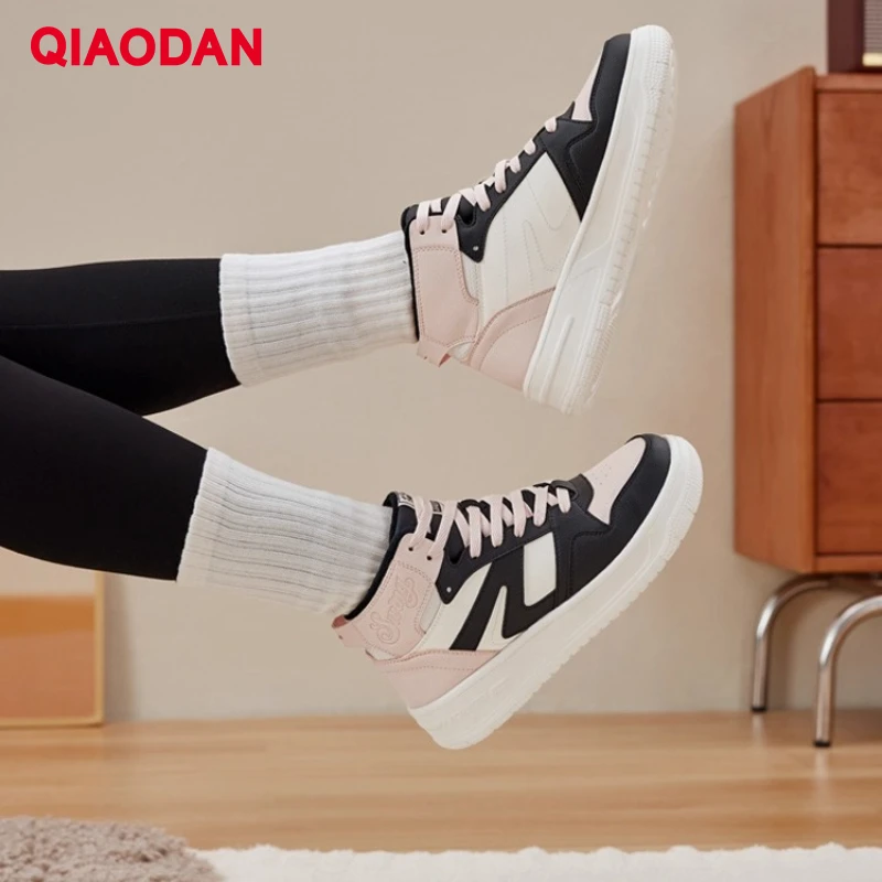 QIAODAN Frau Baumwolle Skateboard Schuhe 2025, Winter Casual Schuhe High-top Leder Spleißen Rutschfeste Warme Turnschuhe QXL052244522B