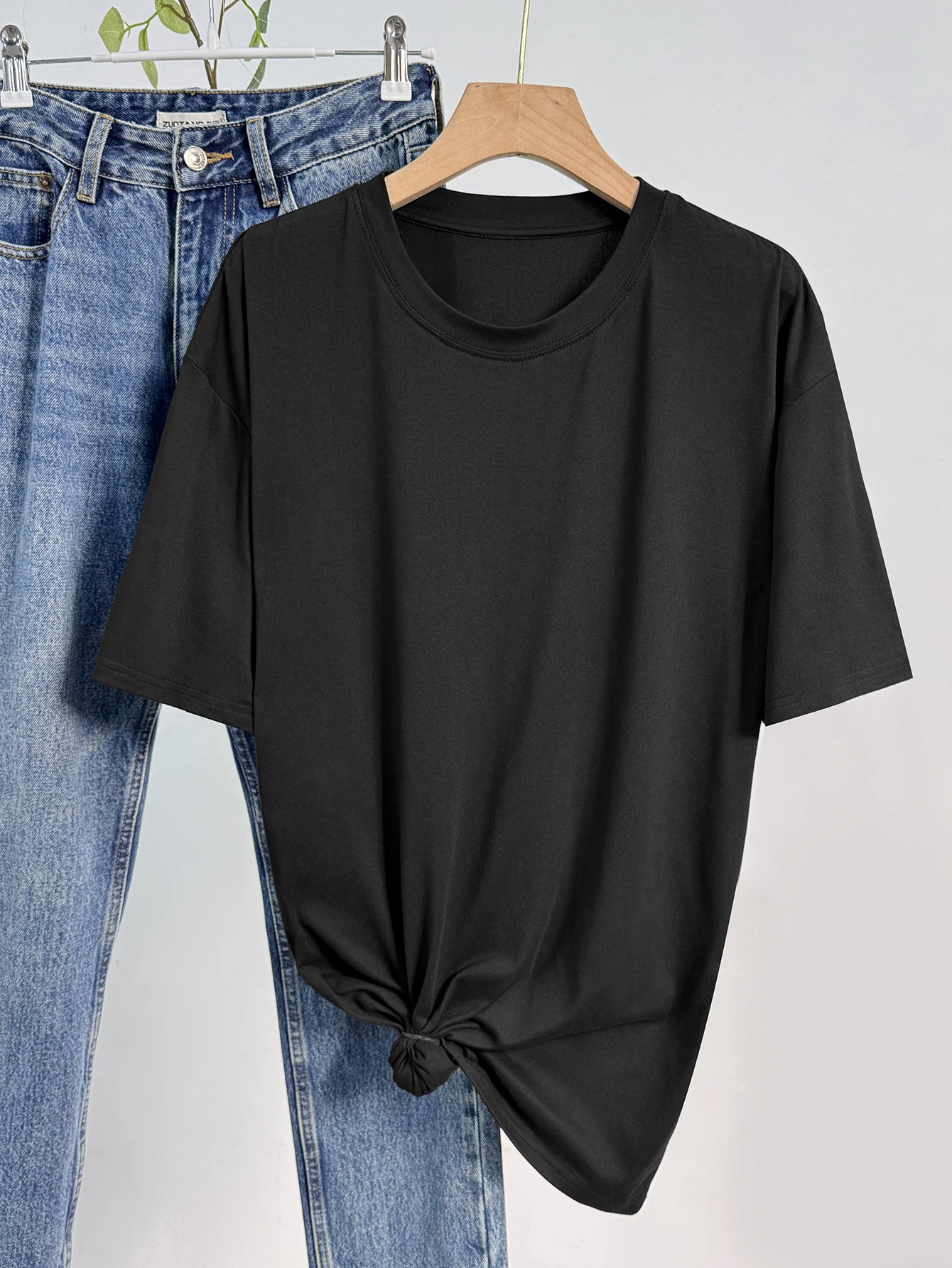 

New women's casual T-shirt fashionable short sleeved round neck minimalist top