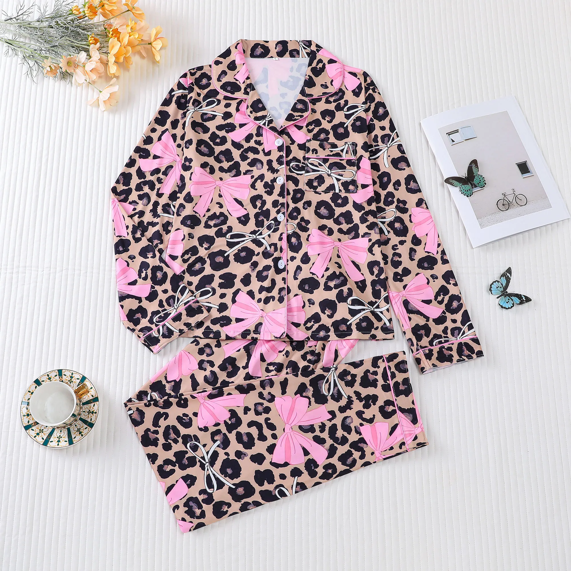 

Пижамный комплект с леопардовым принтом и бантом. Удобный топ с лацканами с короткими рукавами и брюки с эластичной резинкой на талии. Женская одежда для дома.