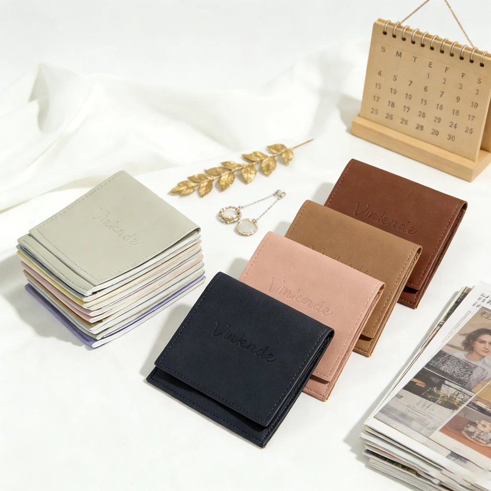 

50 оптовых кожаных конвертов 8x8 см, мешочки для ювелирных изделий, подарочные пакеты, тисненые серьги на заказ, ожерелье, брошь, посылка, маленькая дорожная упаковка