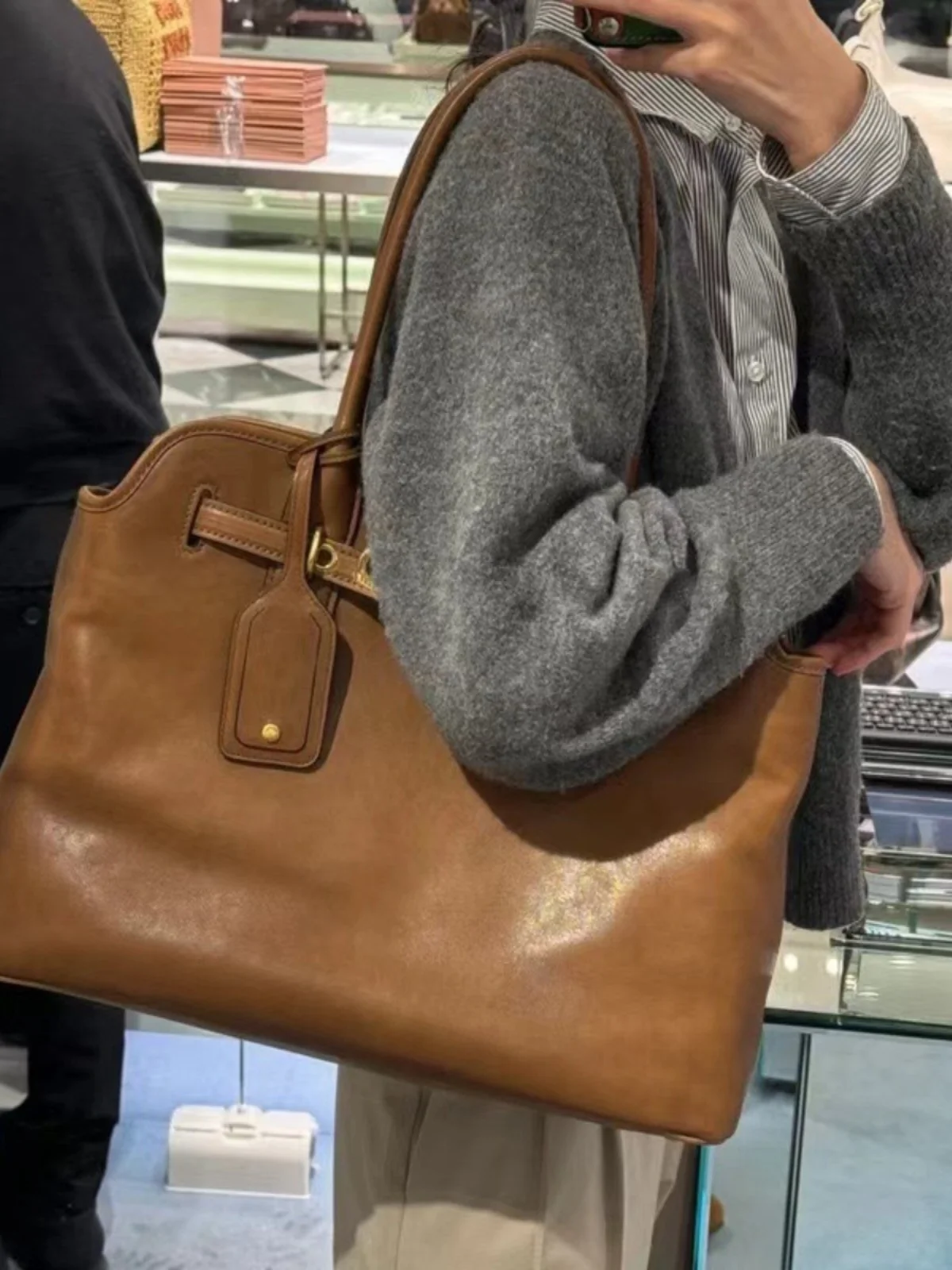 

Retro Large Capaci Cowry M Series Handheld Tote Bag Women's Commuter oulder Bag PU Leather Faionable Autumn Bag