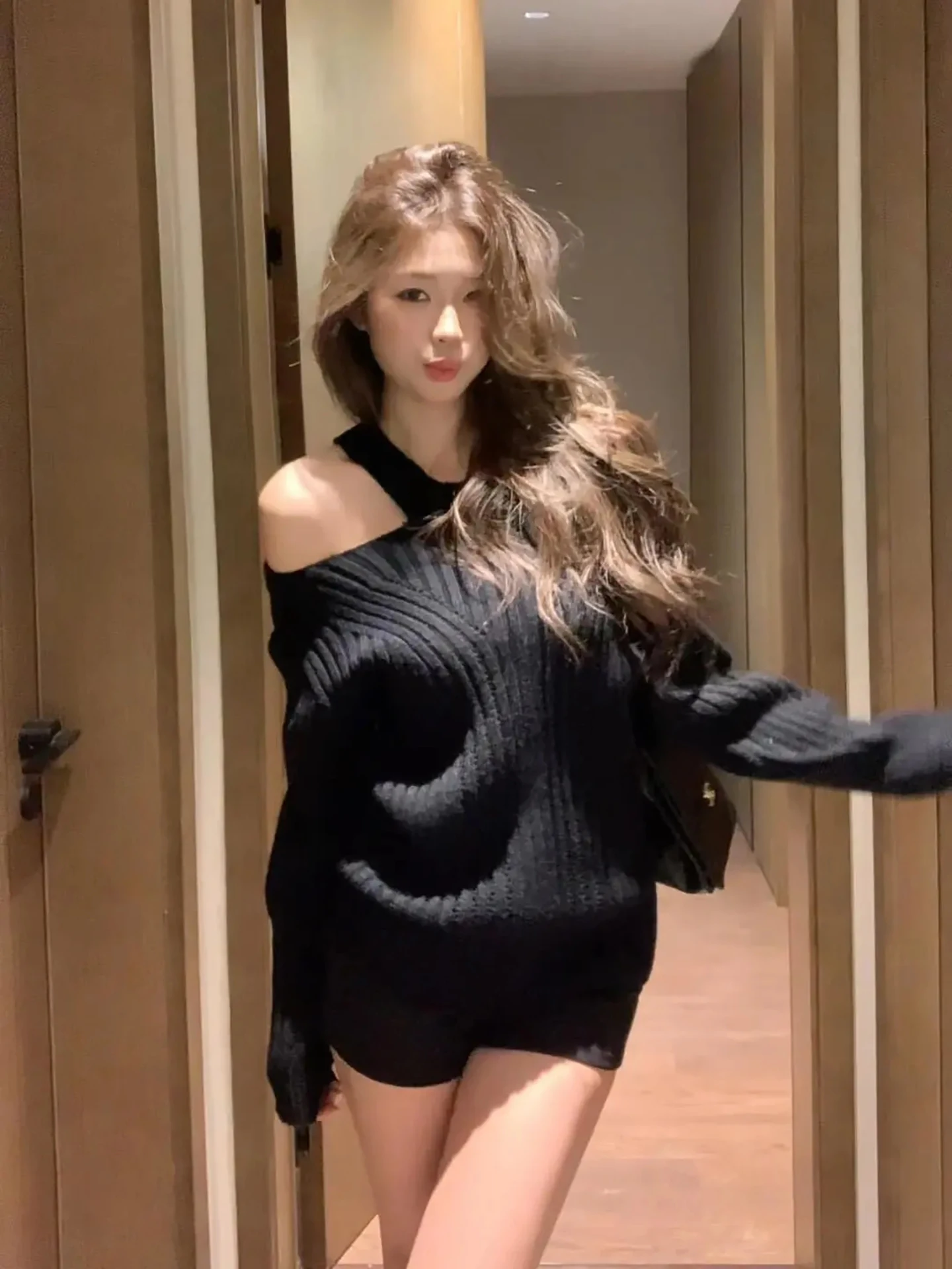 

Модный корейский свободный вязаный свитер, женский зимний новый модный теплый мягкий свитер средней длины на одно плечо Sister Sle