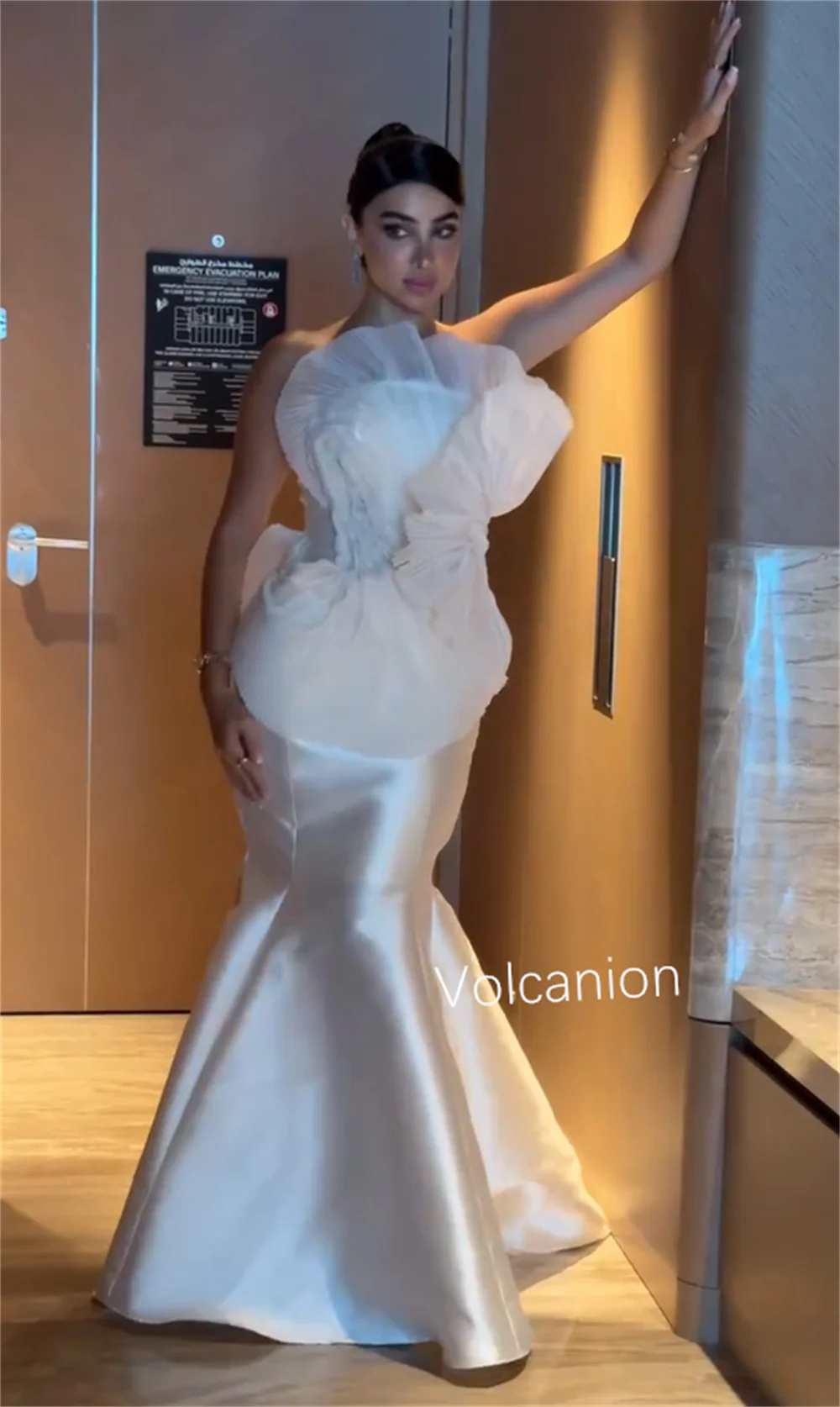 تخصيص الطراز الحديث Charmeuse الطية البوق فساتين طويلة حمالة مناسبة مخصصة