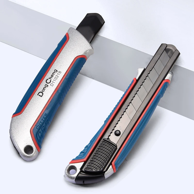 سكينة قابلة للسحب SK5 شديدة التحمل مع مقبض من سبائك الألومنيوم شفرة أوسع 18 مم لضروريات القطع المكتبية والمنزلية