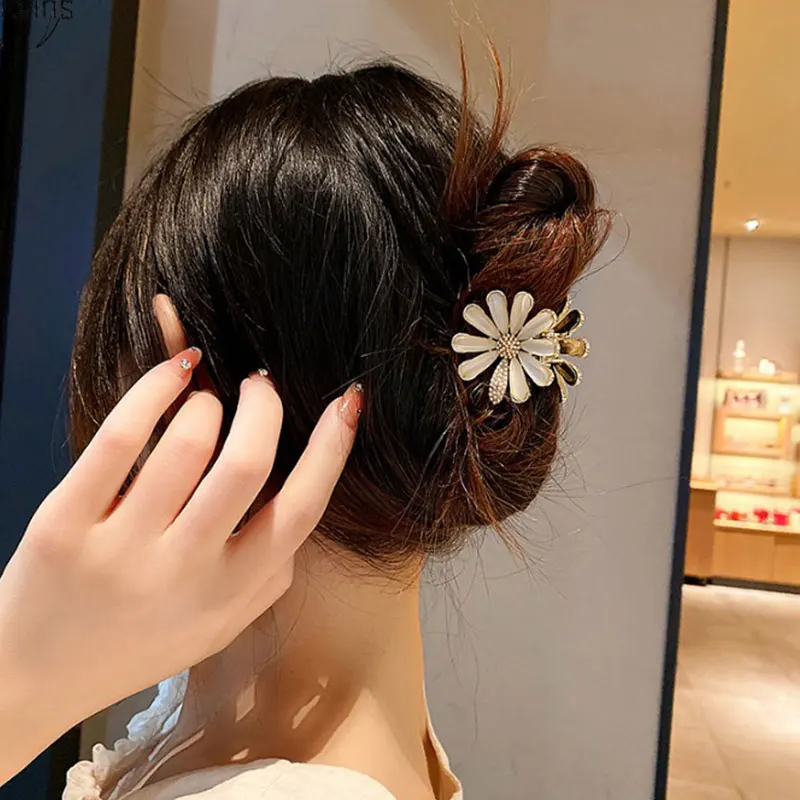 Chinese Style Auspicious Lucky Cat Eye Daisy Mini Gold Hair Claw Clip For Women Side Bangs Half Updo Daily Party Hair Accessory