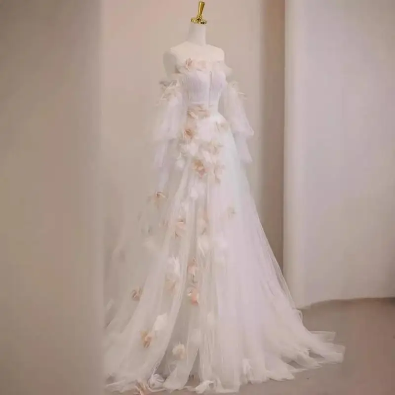 Schulterfreies französisches Hochzeitskleid im Freien, draußen, Braut, Verlobung, Hochzeit, Reisefotografie, Bankettkleid, individuell
