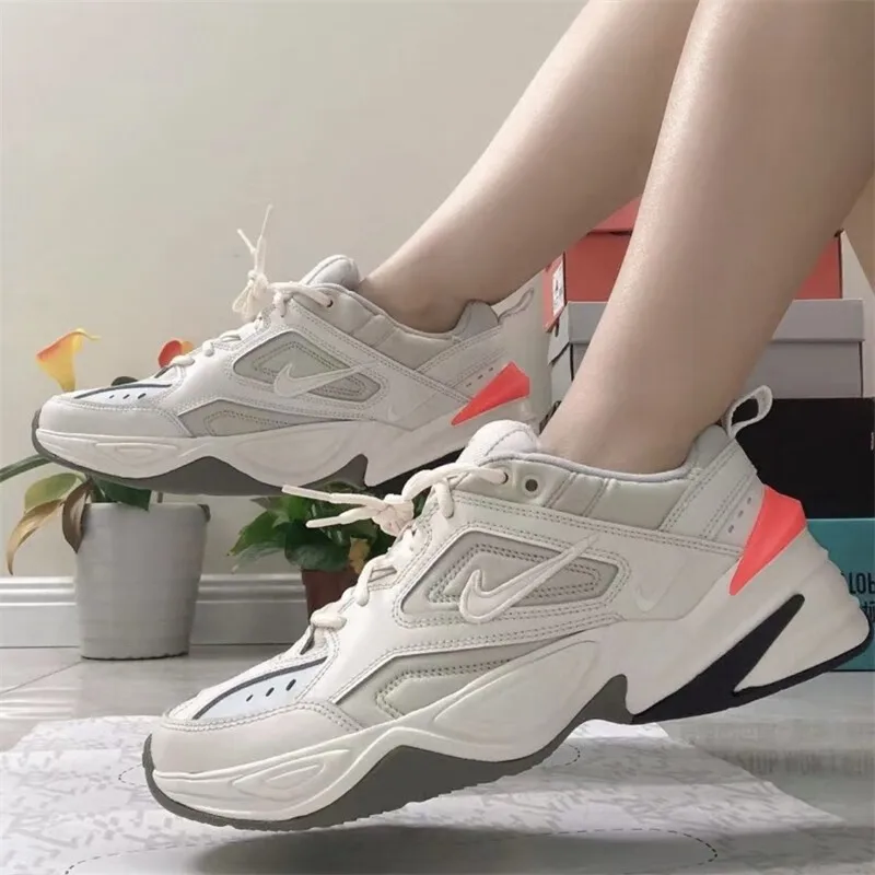 حذاء Nike M2K Tekno مريح وعصري ومقاوم للانزلاق ومقاوم للاهتراء، أبيض برتقالي