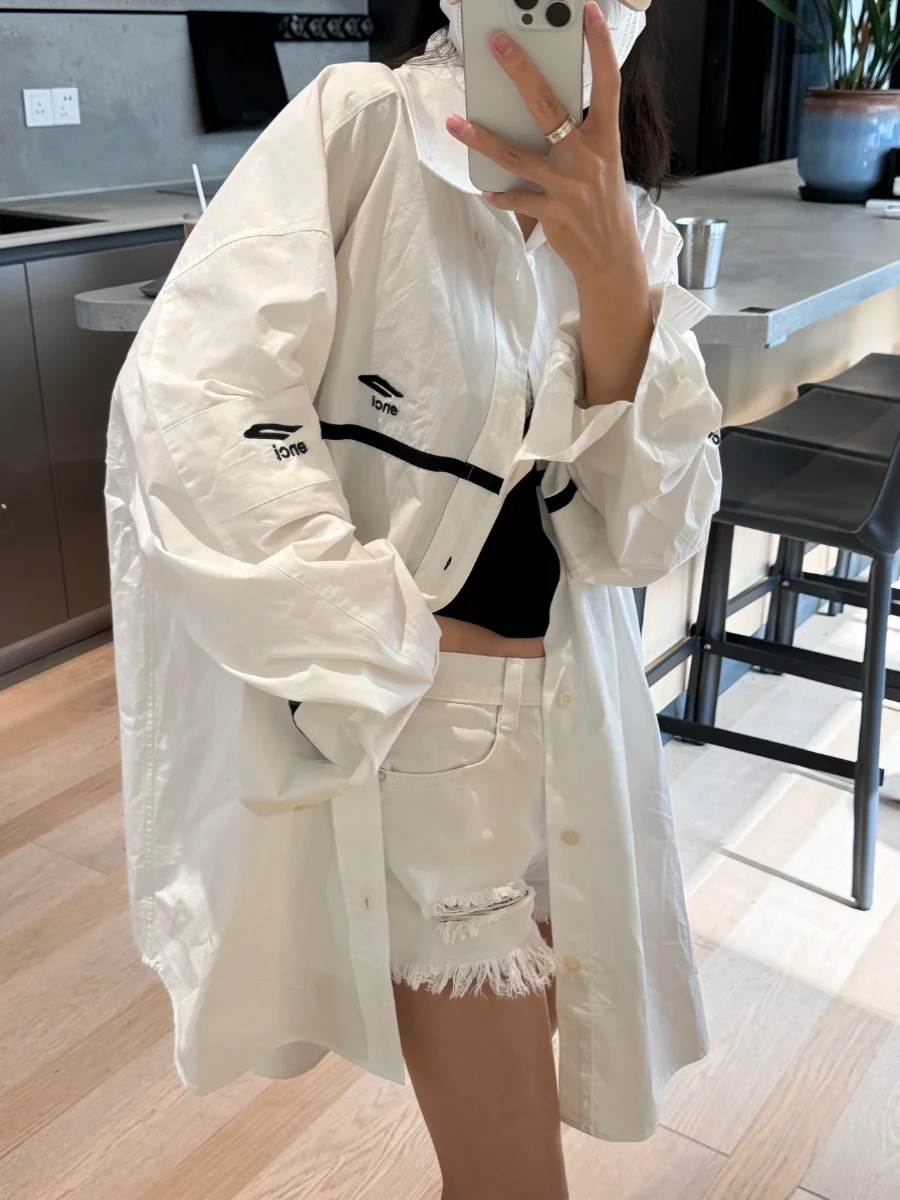 

Новая классическая рубашка 24fw с длинным рукавом, воротником, пэчворком, вышитым логотипом, из смесового хлопка, для мужчин и женщин.