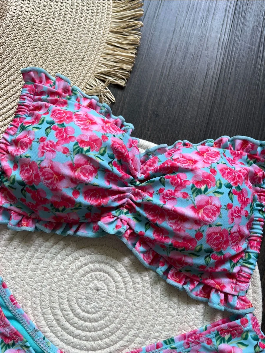 2025 nuevo traje de baño para mujer con volantes y estampado de flores, conjunto de Bikini Sexy de 2 piezas, traje de baño triangular sin tirantes con Tanga y espalda descubierta para playa