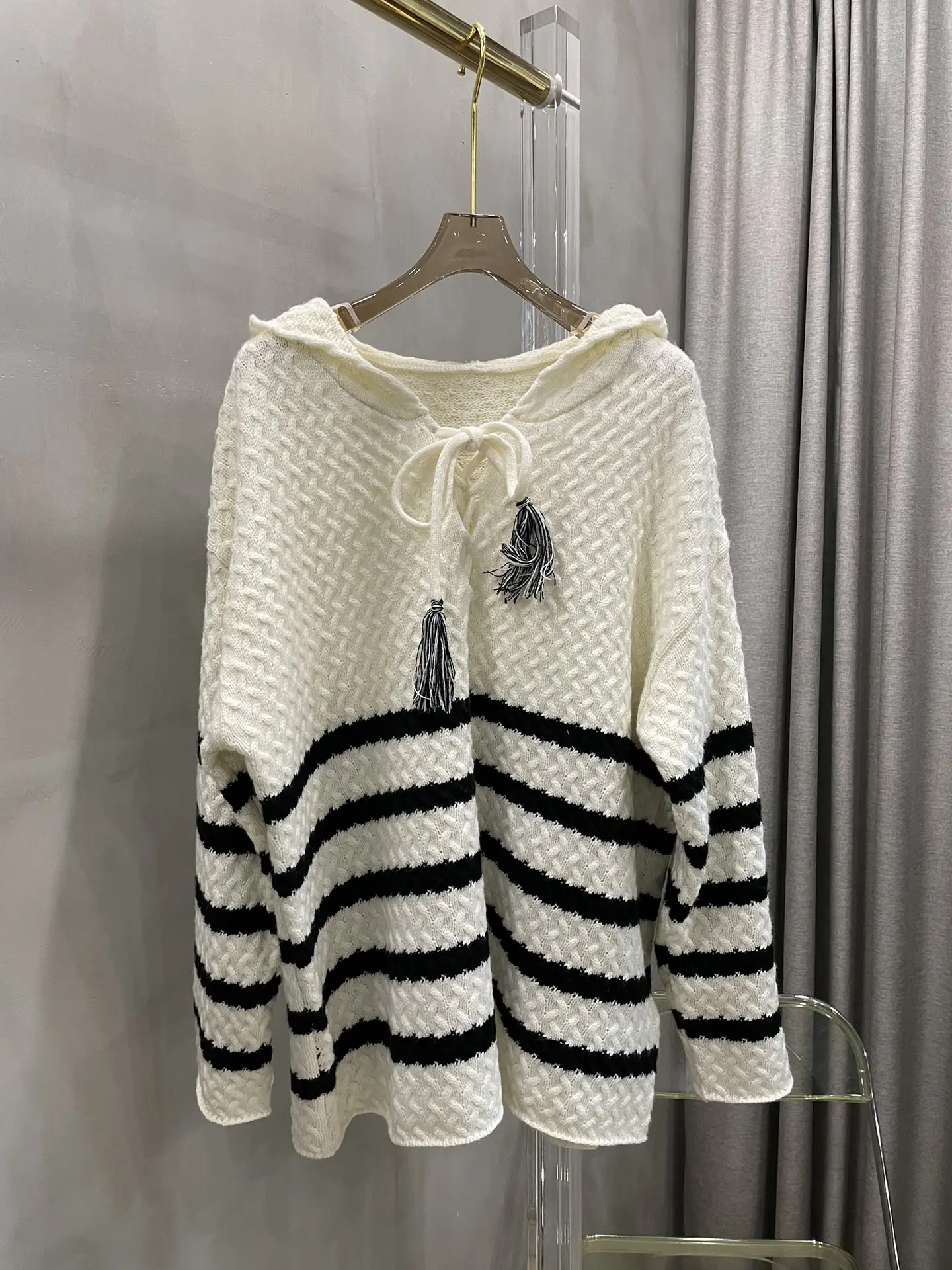 

Women's Spring and Summer Black and White Striped Knitted Suit