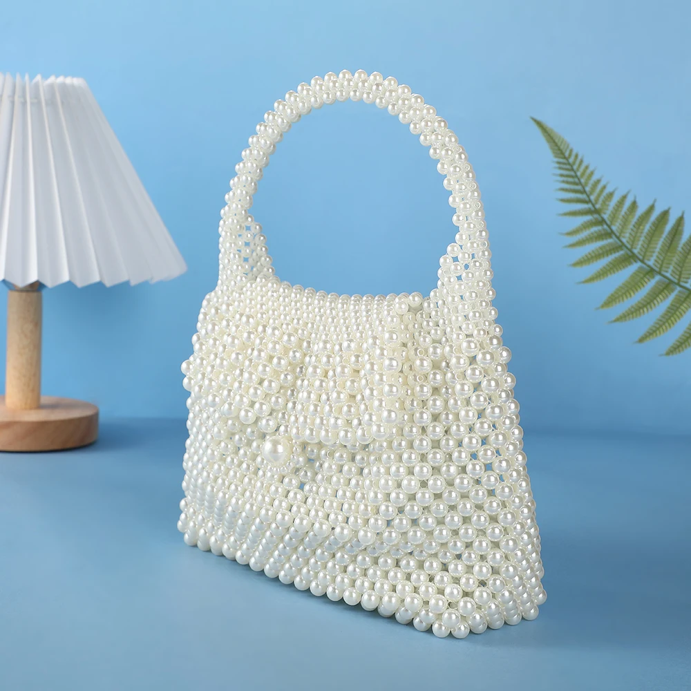 This retro and artistic pearl handbag from a socialite is versatile with beaded designs It's perfect for a party and you can ca