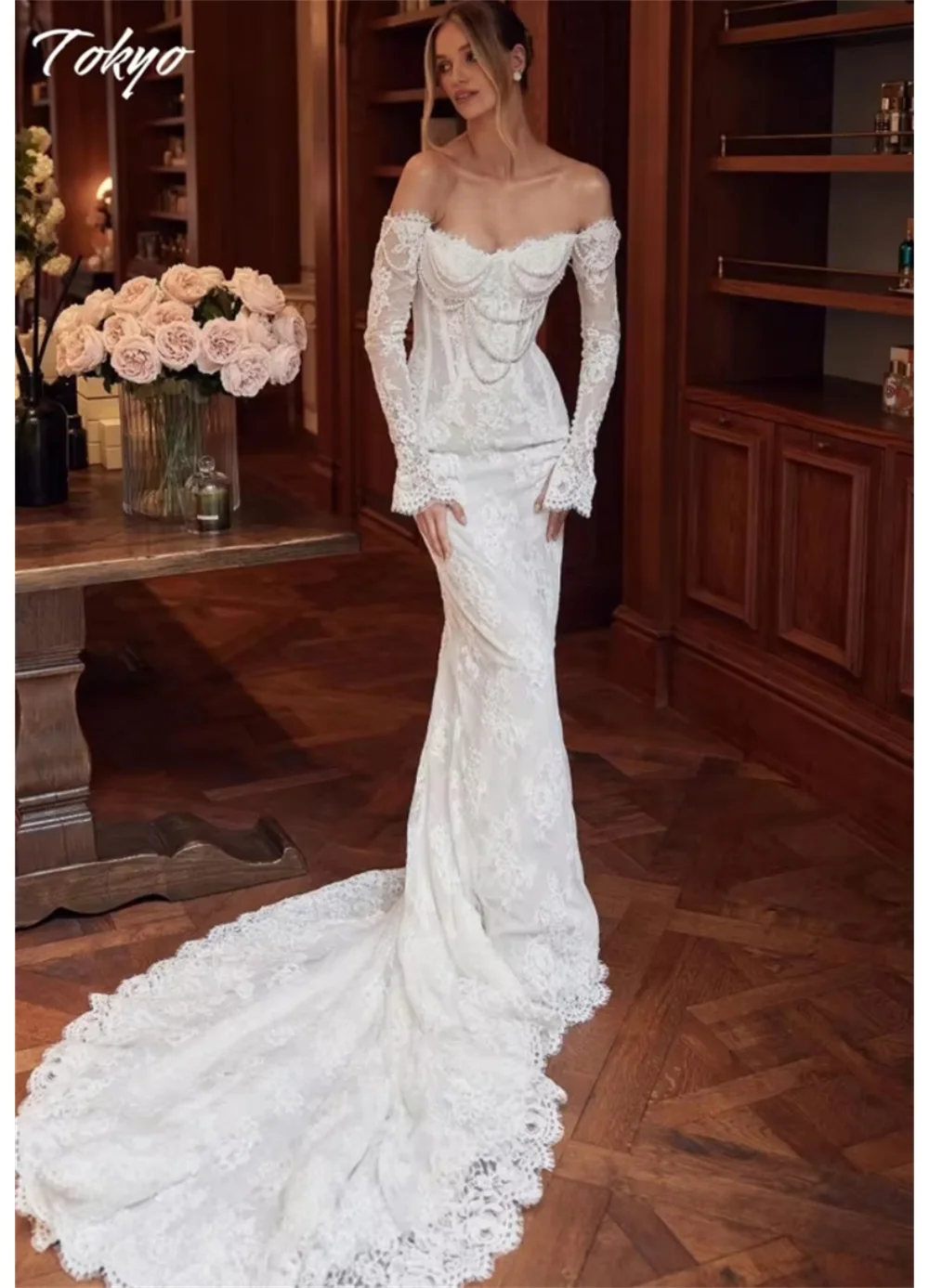 Abito da sposa bianco personalizzato con spalle scoperte Tokyo, maniche lunghe, abito da sposa in pizzo a sirena, strascico di corte, abito da sposa elegante