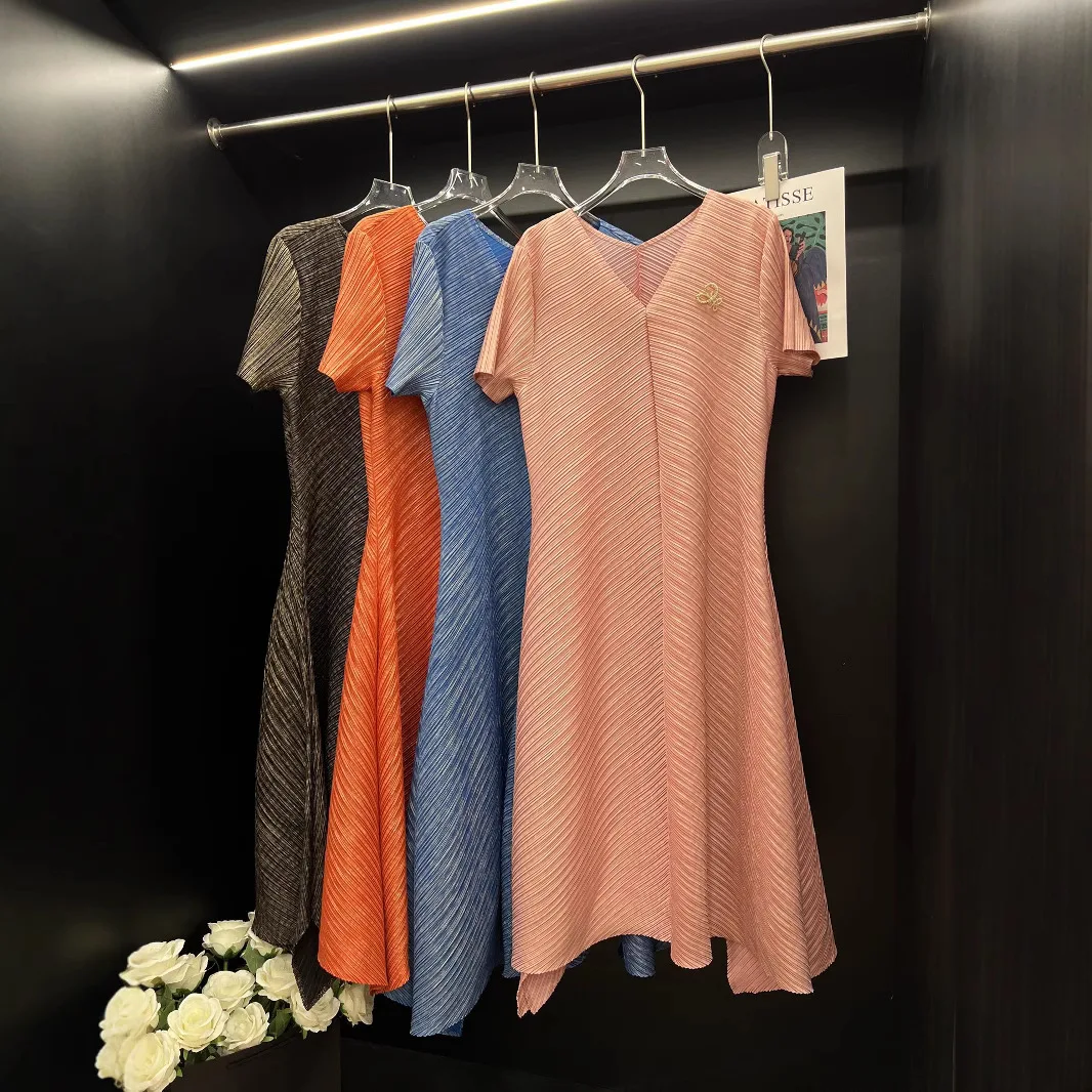 

ALSEY Miyake V-neck Solid Colour Short-sleeved Pleated Women's Dress 2025 Summer New Fashion Casual Versatile Design Skirt