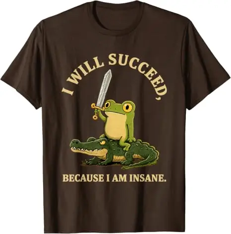 Ich werde Erfolg haben, weil ich verrückt bin. Lustiges T-Shirt mit Frosch auf Krokodil. Y2k Frosch reitet auf Krokodil. Ästhetische Kleidung. Humorvolles Spruch-T-Shirt. – Detail 11