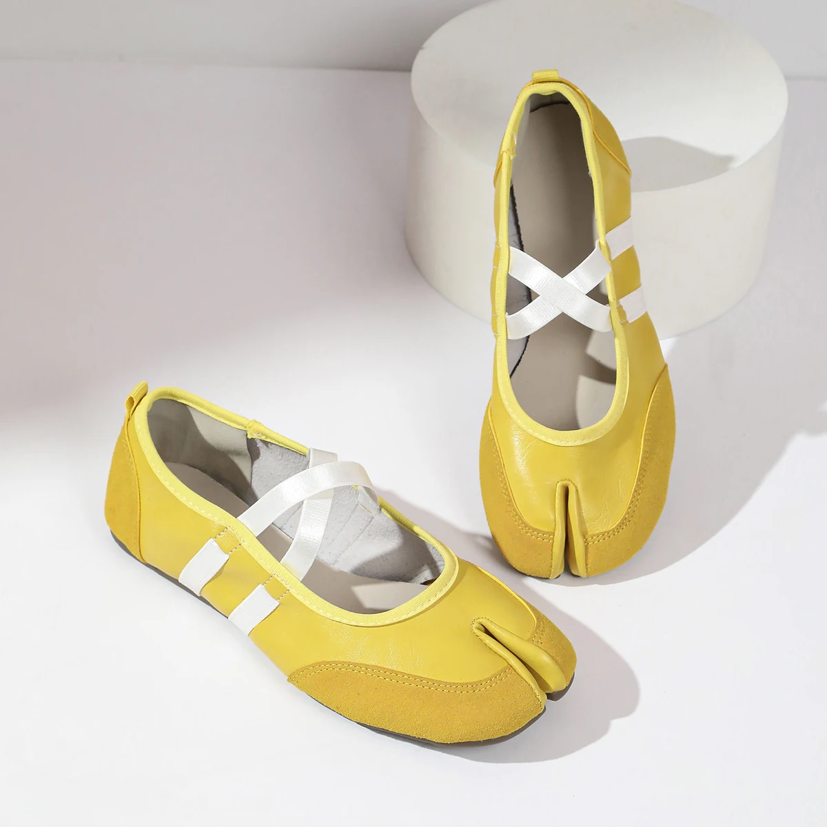 Flache Schuhe mit Kreuzriemen für Damen, lässiges Modedesign, Mary Jane Schuh, Slip-on, geteilte Zehenpartie, Ballett-Trainer, Sommer 2026, elegant, neu – Detail 20