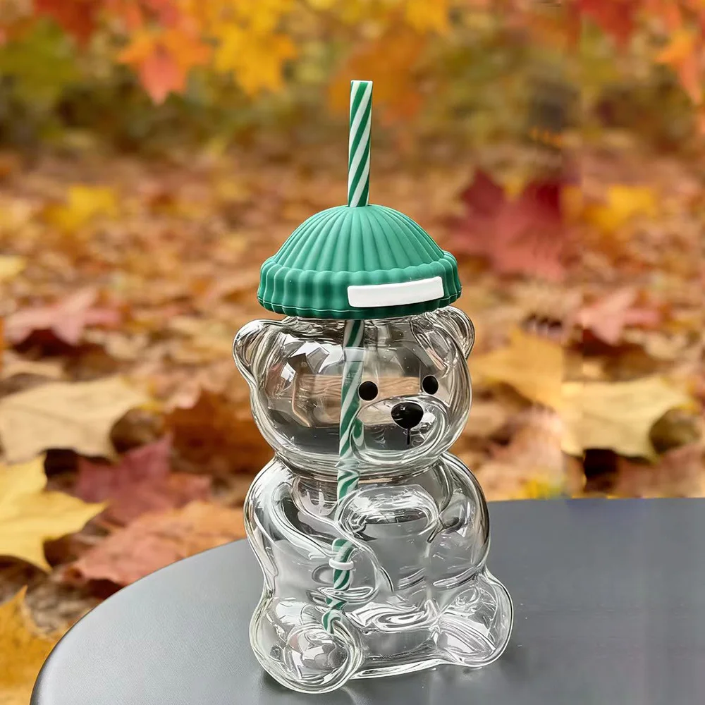Nouvelle tasse ours 2026 mignonne et transparente avec paille en verre pour café glacé et boissons froides, avec chapeau, idéale comme cadeau pour enfants