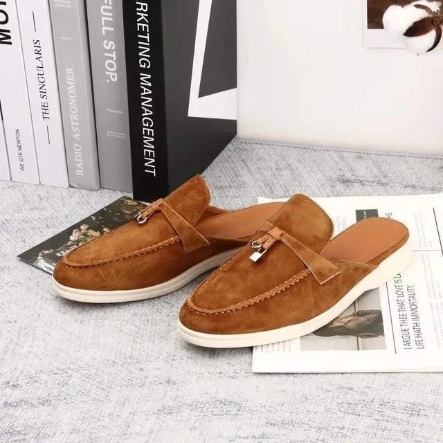 Dames loafers van blauw hemelblauw suède, comfortabele platte sandalen met metalen charme