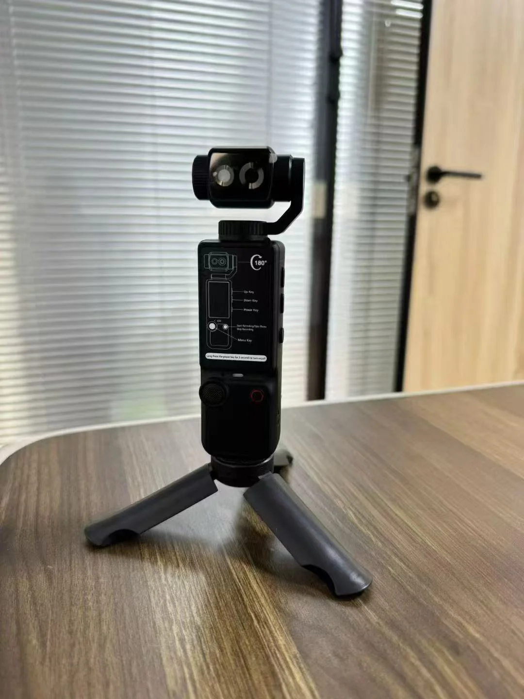 Caméra connectée wi-fi 4k portable pour voyage et vlogging_voghion.com