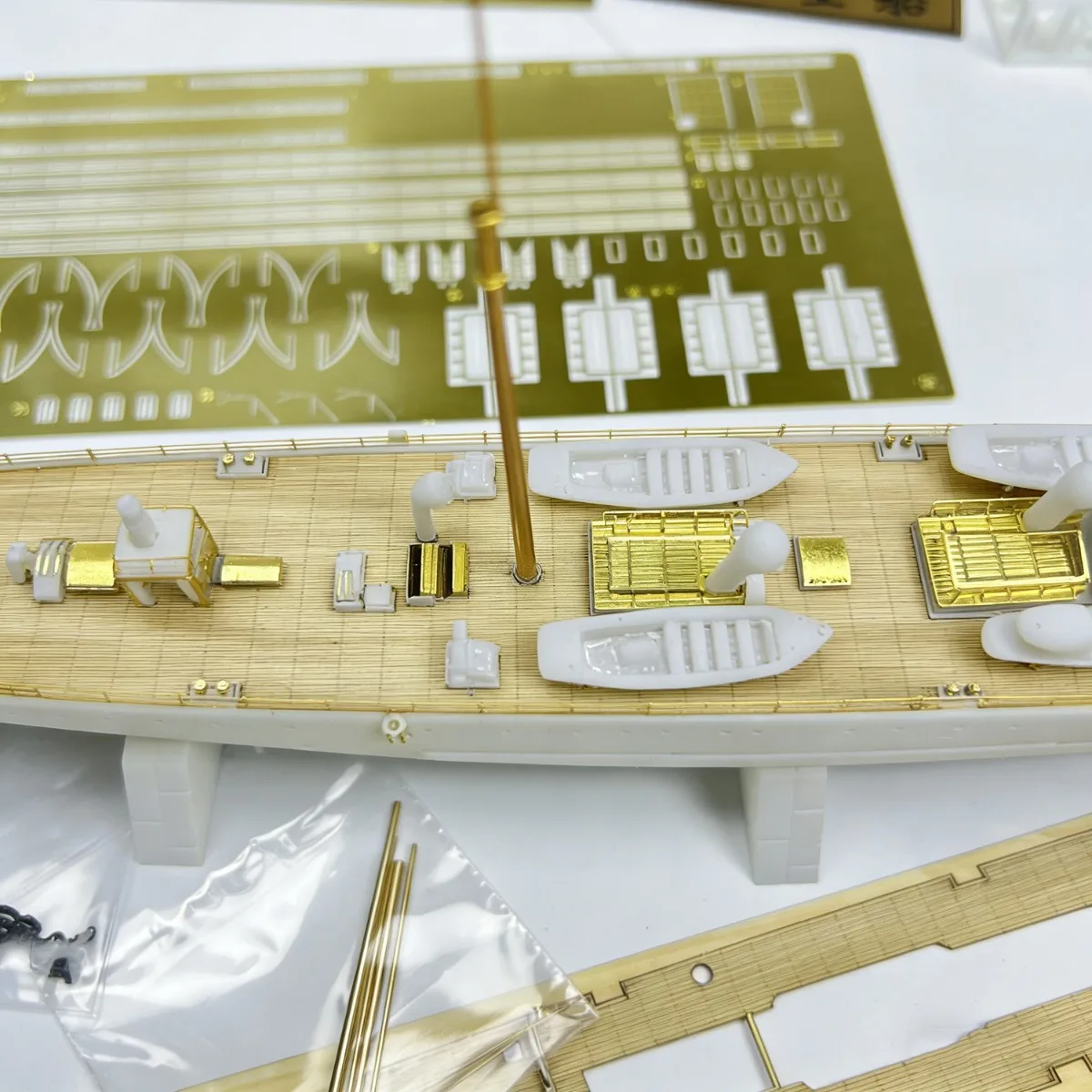 1/350 HMS Chester Reconnaissance Cruiser Modello di assemblaggio 37 cm con parti dettagliate Navi Modello Nave Giocattolo Ornamento Modello di nave da guerra