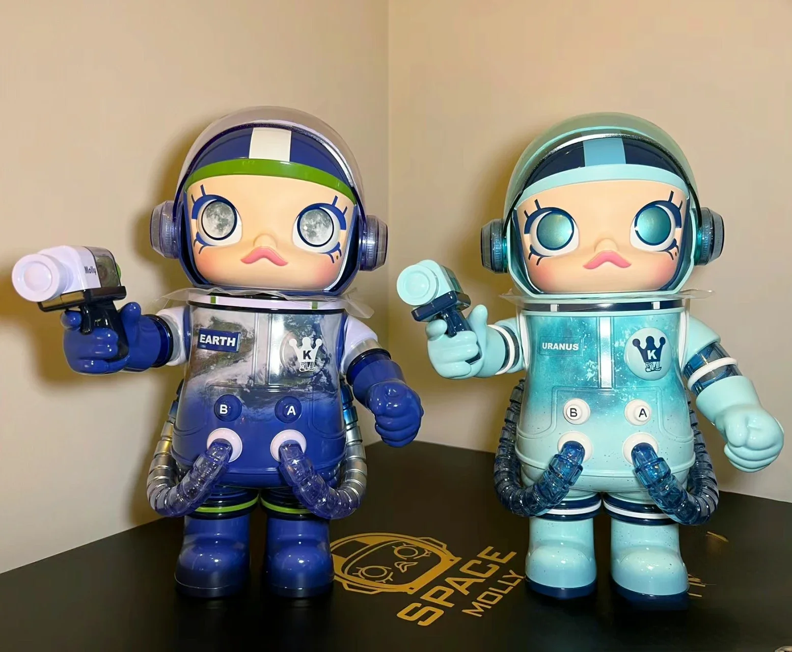 Molly Planet Series MEGA Space Molly 400% Action Figure Doll Gradient Color Blue Monochromes Style Designer Toys Decoration