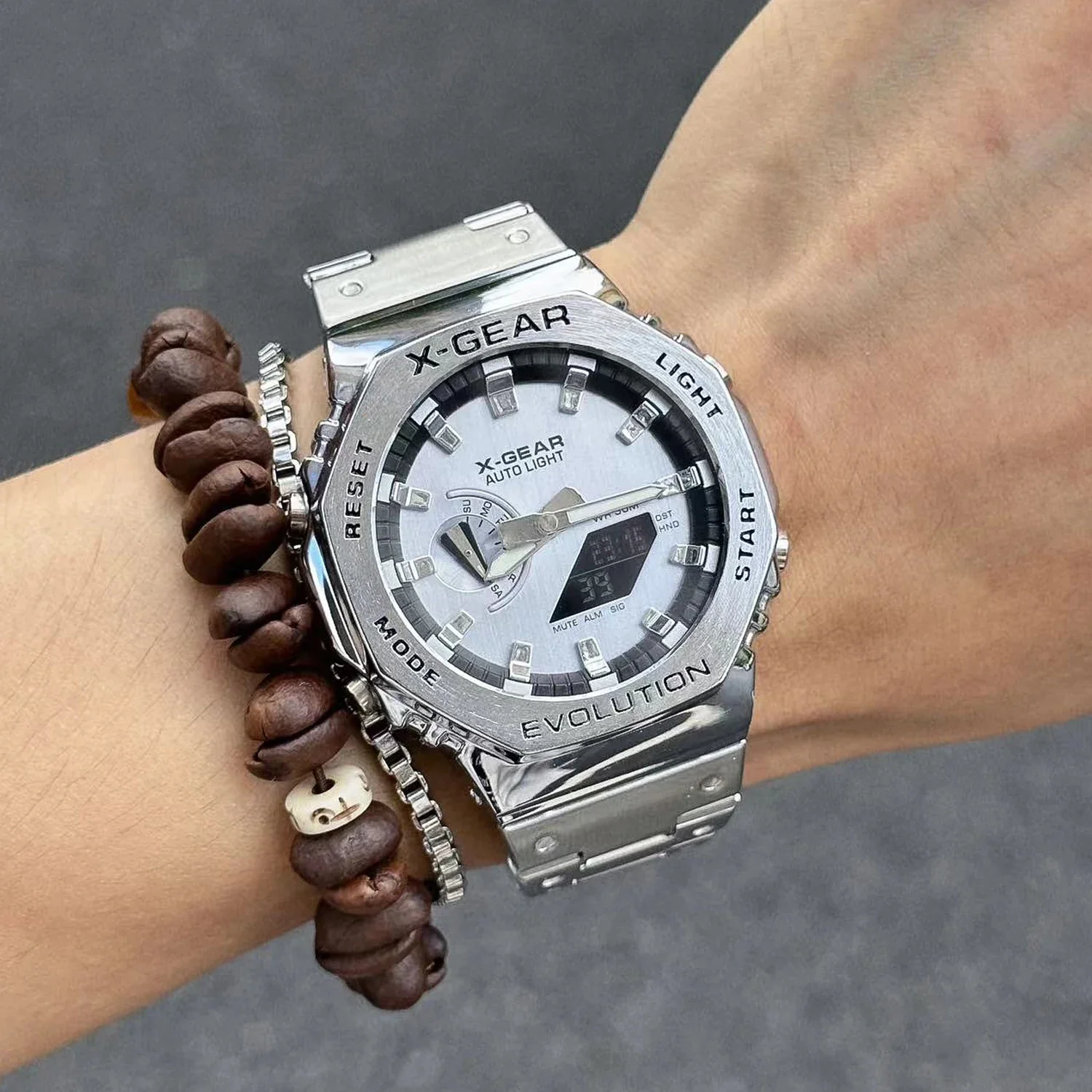 مقاومة للصدمات 2100 للجنسين ساعة رقمية حزام فولاذي قابل للطي مشبك LED عرض مزدوج السيارات اليد رفع ضوء GMB البلوط سلسلة
