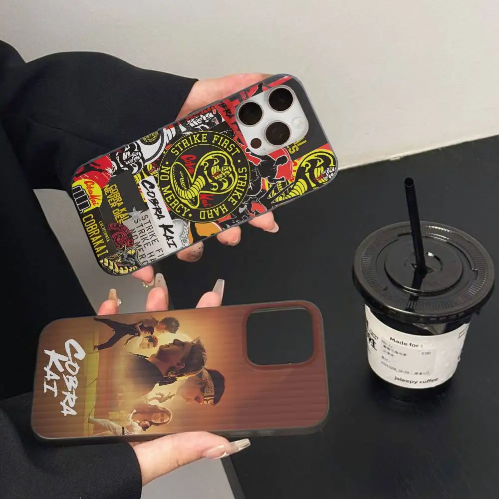Funda Transparente Antideslizante para iPhone 17 16 15 14 13 12 11 Pro Max Plus Pro con Diseño de la Película de Comedia Clásica Cobra Kai