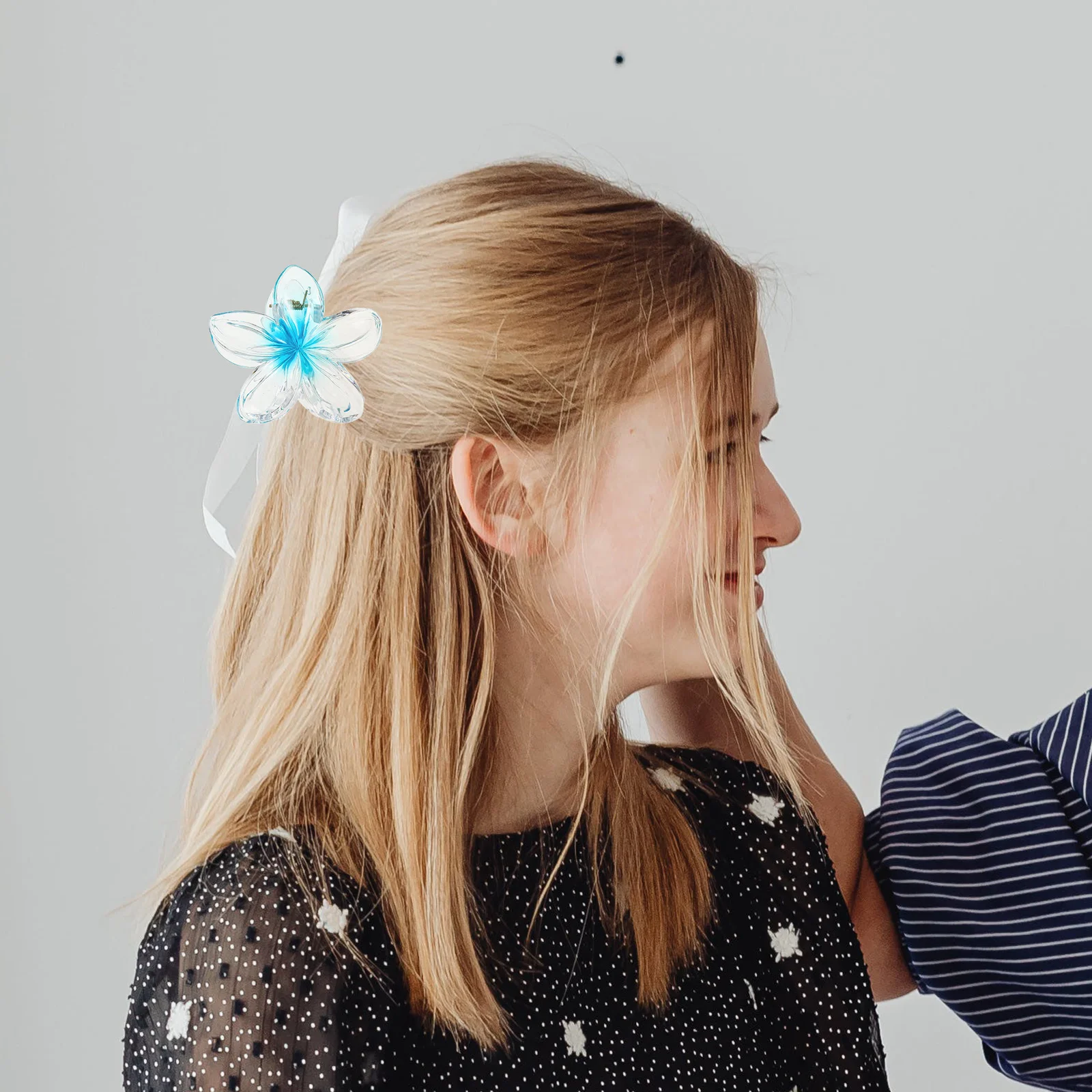 

4pcs Flower Claw Clips Hawaiian Plumeria Clips For Women Thick Thin Transparent Resin Hair Claw Clip For Hair Styling