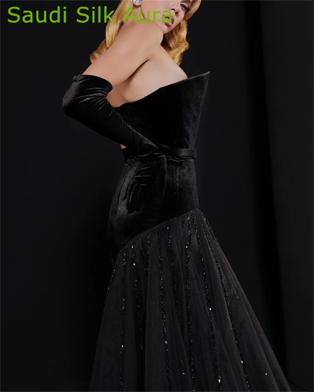 Passen Sie das elegante Abendkleid aus schwarzem Tüll mit trägerlosen Flügelärmeln an