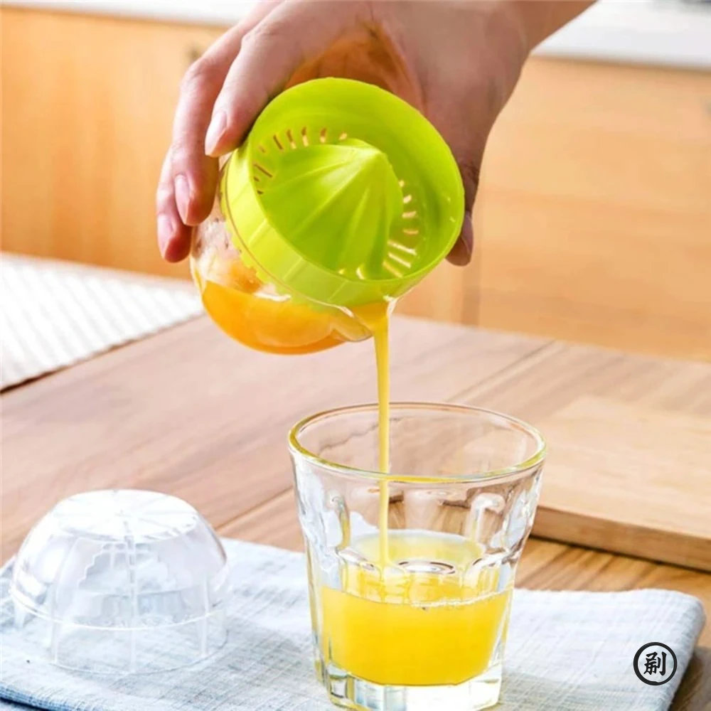 Lemon Squeezer With Lid Plastic Manual Lemon Juicer Orange Press Cup Citrus Squeezer with Pour Spout Fruit Tools image 6