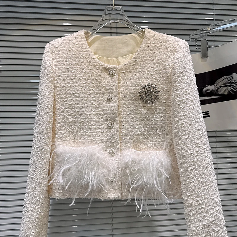 Krótki płaszcz damski zimowy 2025 w stylu małej elegancji, z grubego materiału w kwiaty, z perłowymi guzikami, kieszeniami z pióra strusiego i wypełnieniem z puchu.