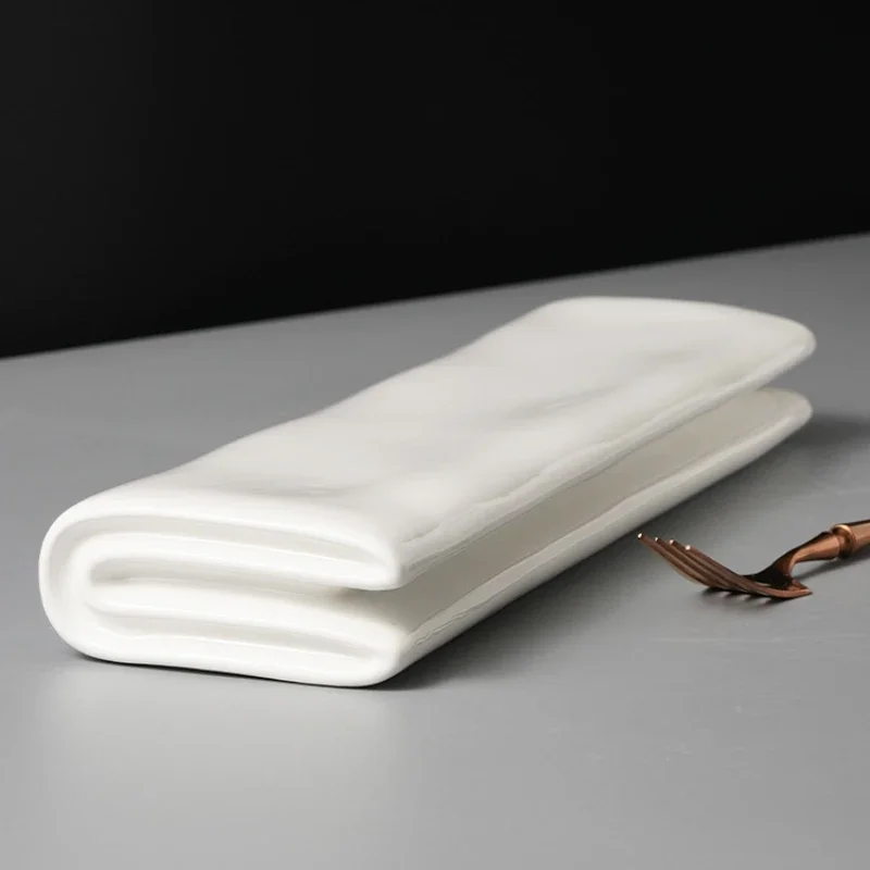 

Чисто белая сложенная керамическая полоска, диск, холодная посуда, закуски, посуда, молекулярная кухня, креативный западный ресторан, сервировка тарелок