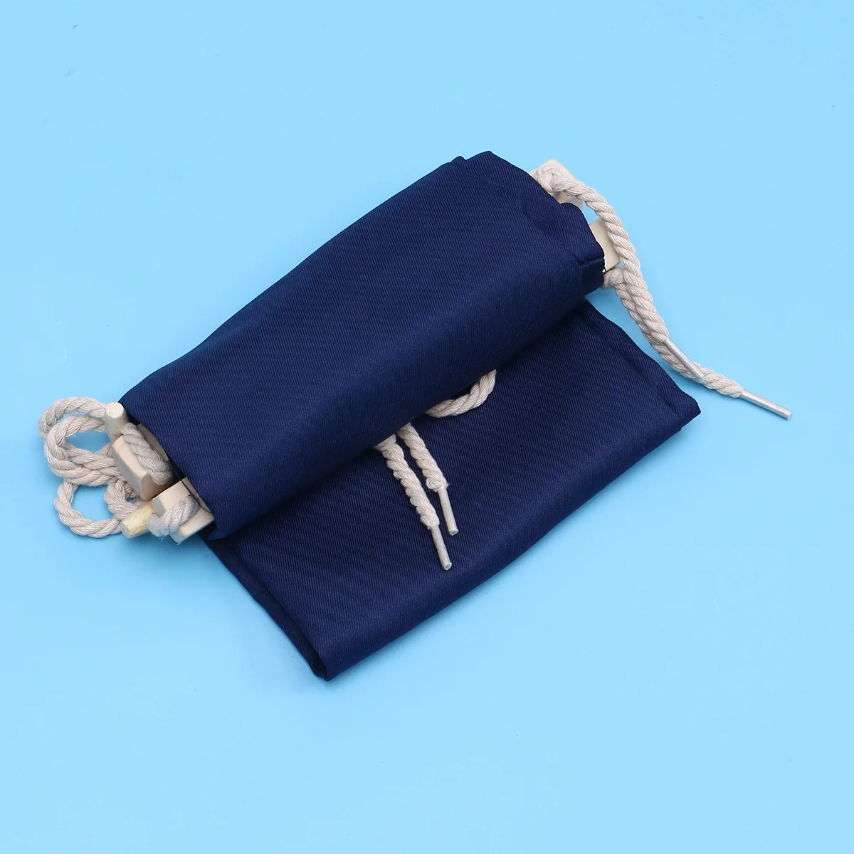 أرجوحة قدم مريحة تحت المكتب قابلة للتعديل وقابلة للطي لمسند القدمين في المكتب والمنزل مع خطافات معدنية تحت مسند قدم المكتب