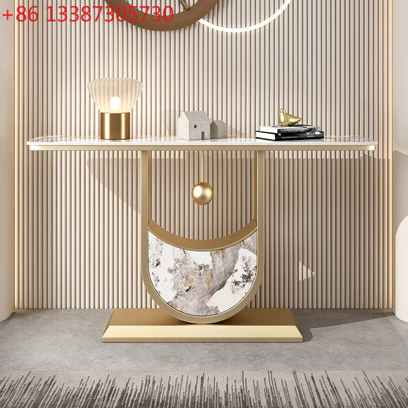 

Вход в отель расположенный напротив двери, стойка регистрации, светлый роскошный шкафчик у стены, входной шкаф-витрина.