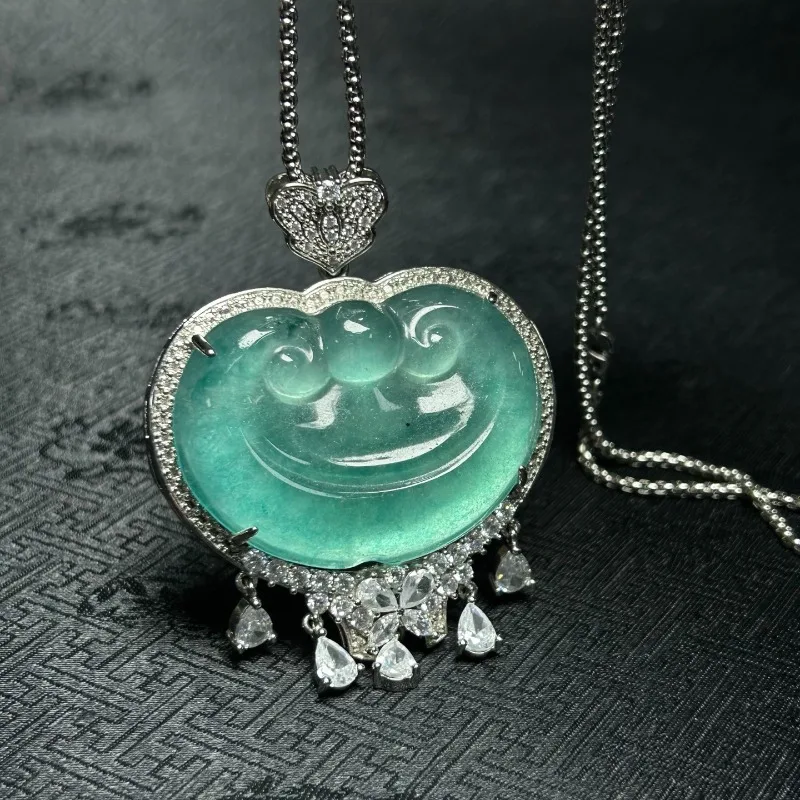 

New Natural High-ice Safety Lock Pendant, Exquisite and Fashionable Ethnic Style Necklace.