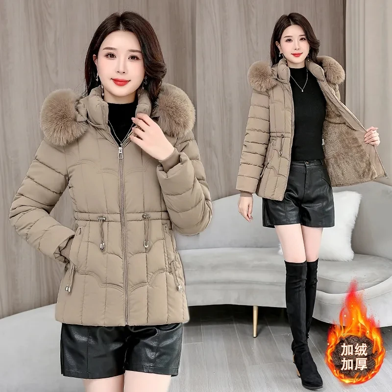 Madre di mezza età Giacca di cotone 2025 Inverno Parka delle nuove donne Grande collo di pelliccia Cappotto caldo Peluche femminile di spessore Giacche casual