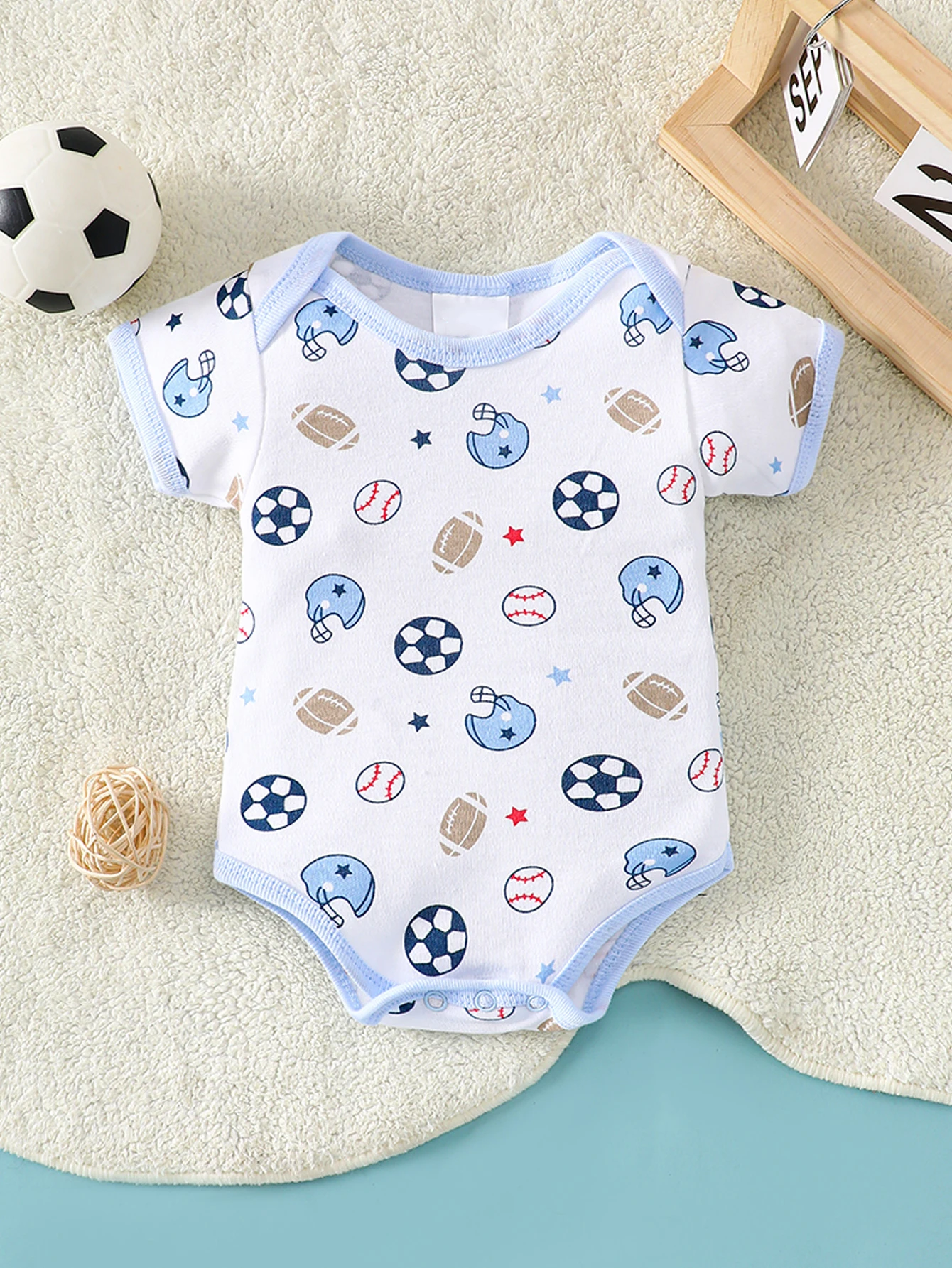 8-teiliges Baby-Strampler-Set | 100% Baumwolle | Weich & Atmungsaktiv | Blaues Cartoon-Rugby-Design | Für 0-9 Monate alte Säuglinge – Detail 4