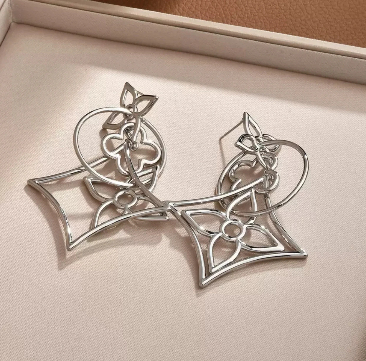 فاخر، راقي، مزاج مبالغ فيه، أشكال هندسية، أقراط مخرمة، شرابات نحيلة، أقراط رائجة البيع