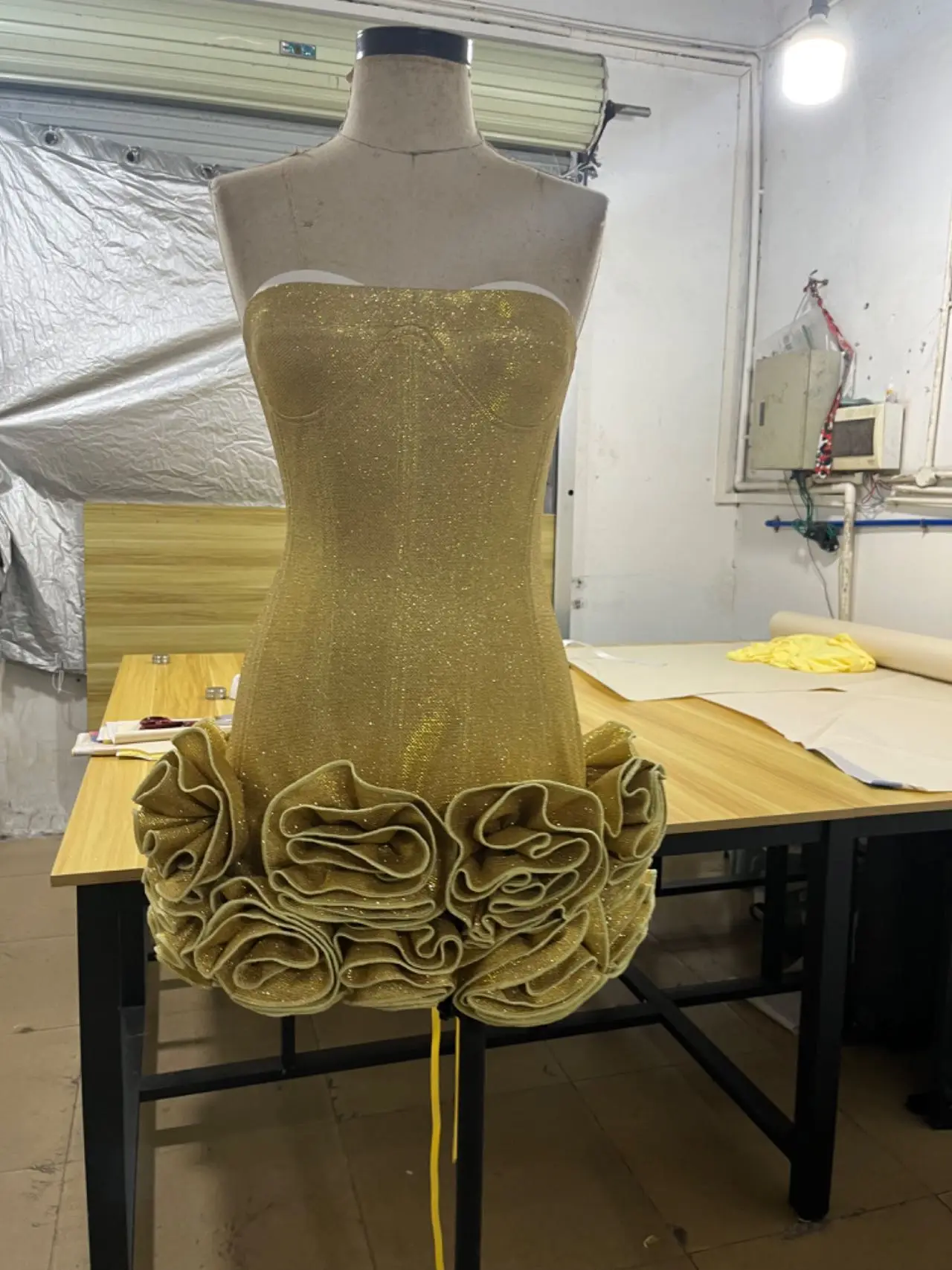 Foto Real mujeres de lujo oro brillante hilo metálico sin tirantes Rosa flores dobladillo ceñido al cuerpo Mini celebridad fiesta de noche vestido de una pieza