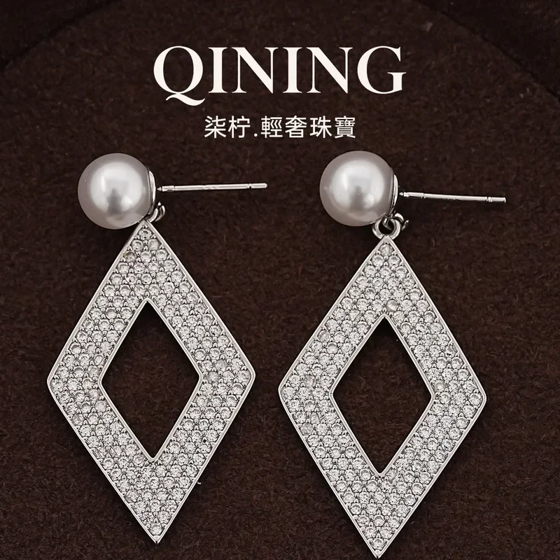 Manhattan night, sparkling diamond geometric rhombus earrings light luxury niche stud earrings wedding main yarn atmosphere