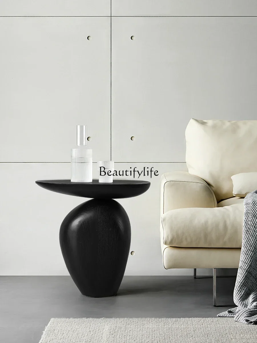 غرفة معيشة إيطالية راقية وبسيطة، وطاولة قهوة صغيرة، وأريكة من الخشب الصلب، وفن وابي سابي في العصور الوسطى #4