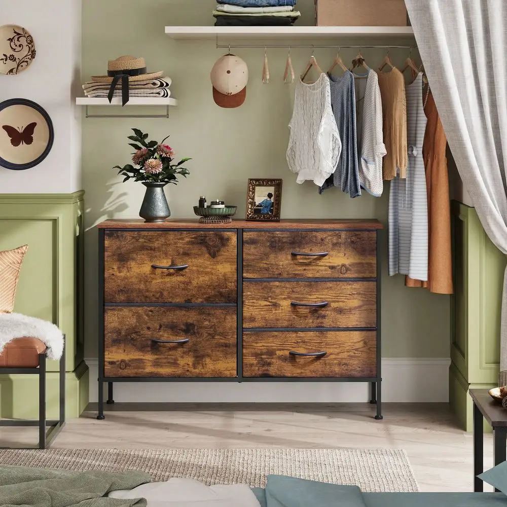 

Широкий тканевый комод с 5 ящиками для спальни, гостиной, гардеробной, в деревенском стиле, цвет коричневое дерево.