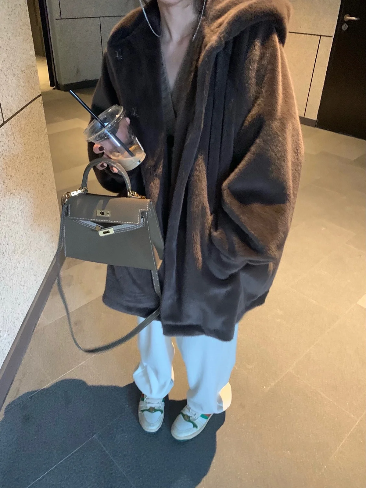 

Momomenthome Warm Coffee Color Commute Hat Fur Coat Eco-friendly Synthetic Mink Outerwear Long Sleeve Zipper Closure