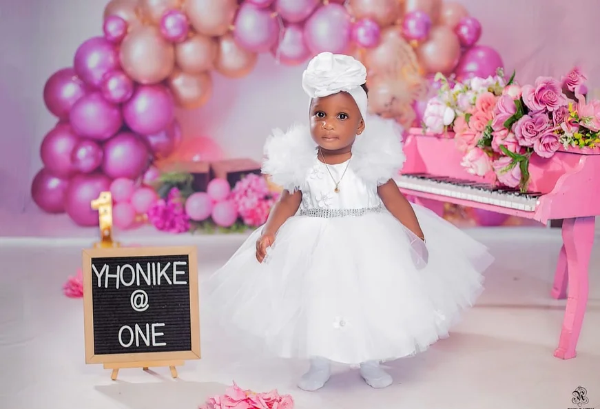 Vestido de niña de flores con apliques de flores en 3D blanco personalizado para boda, vestidos de primera comunión hinchados de tul con cuentas para fiesta de cumpleaños para niños