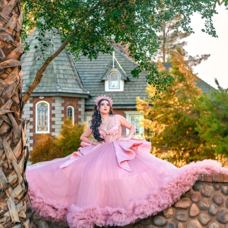 핑크색 킨세아녜라 드레스, 오프숄더 크리스탈 레이스 레이어드 글리터 데칼 롱테일 보우 베스티도스 데 15 킨세아녜라 ﻿ 맞춤 제작