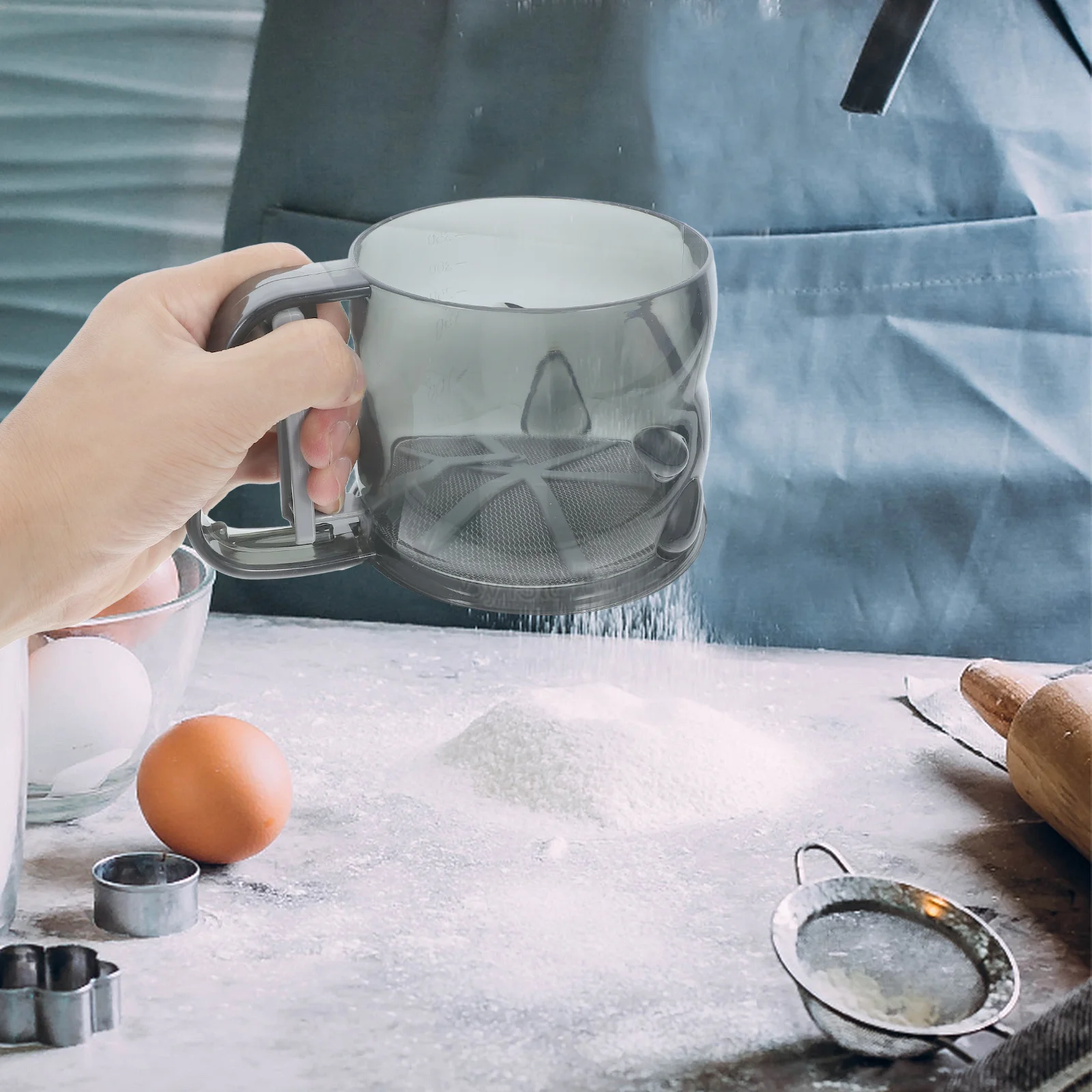 

1pc Flour Sifter Plastic Handheld Baking Sieve Cup Powdered Sugar Sifter Fine Mesh Kitchen Gadget For Coffee Matcha Pastry