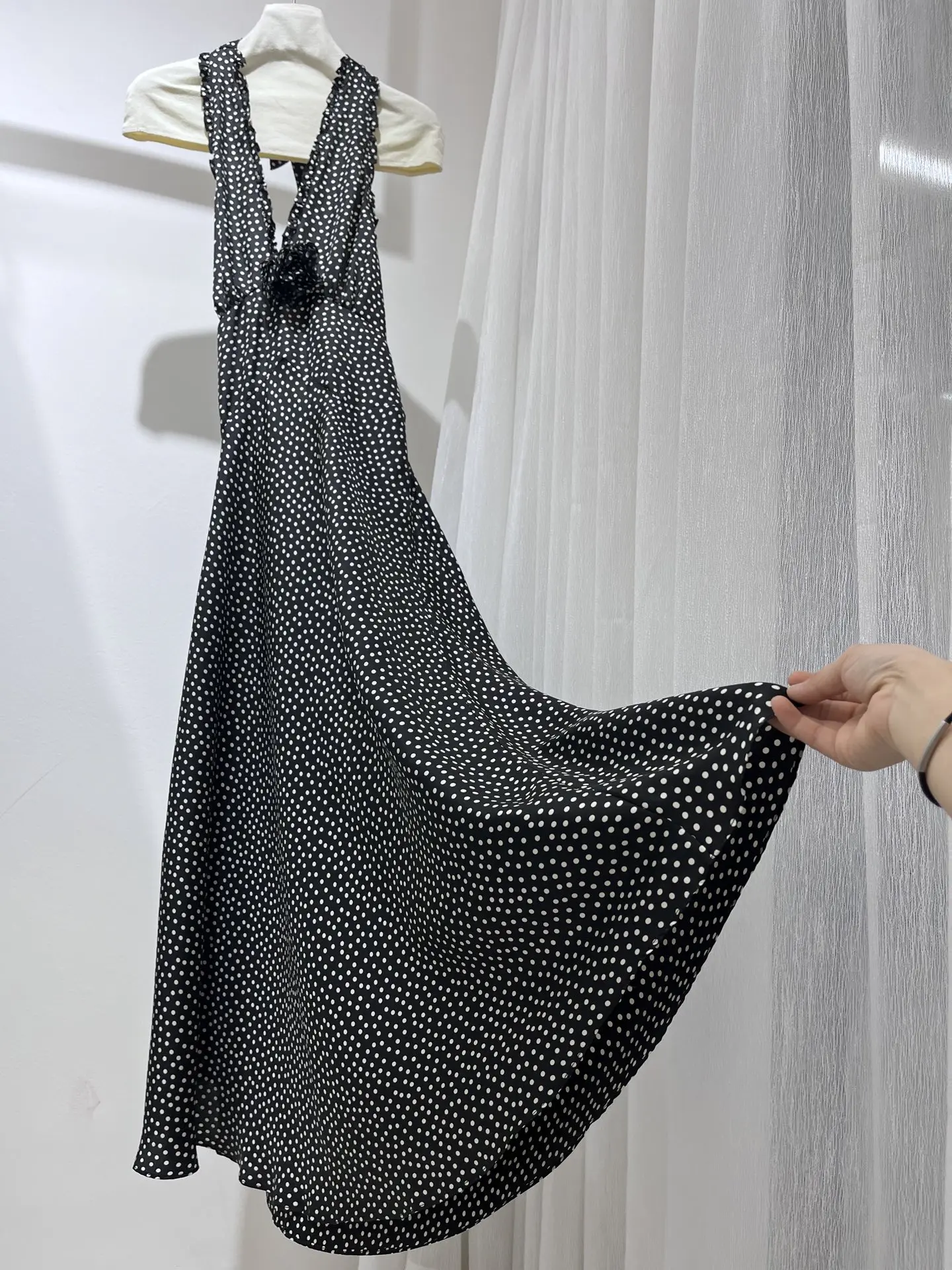 Vestido largo con estampado de puntos para mujer, vestido Sexy con espalda descubierta, decoración de flores 3D, cuello en V, sin mangas, cintura alta, bata elegante de 100% de seda