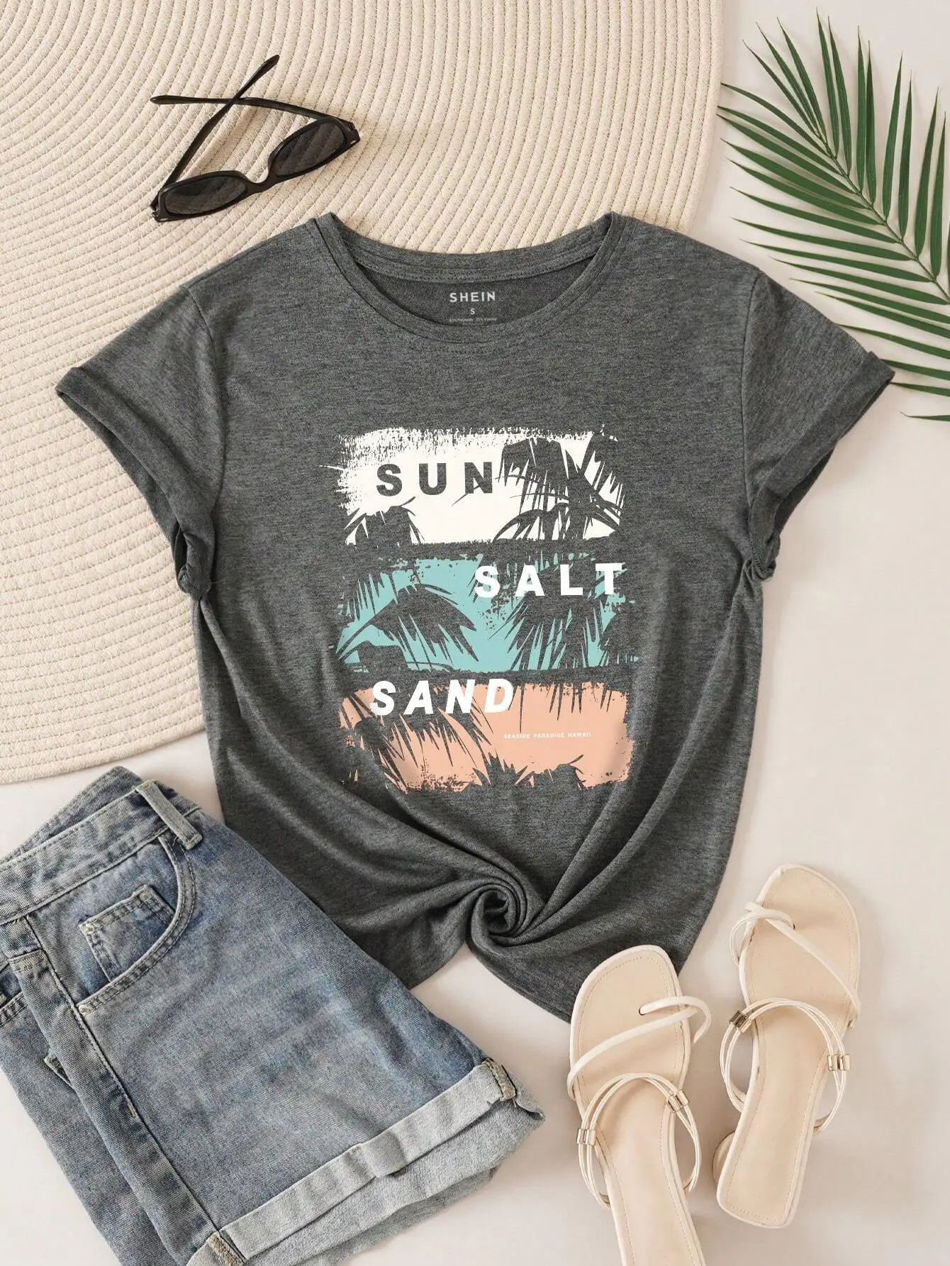 

Women's Loose Fit Graphic Tee with Tropical Palm Print and Text Design